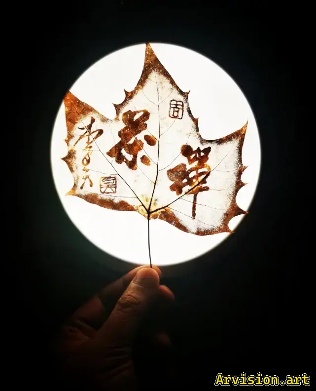 Trabajando en la talla de hojas de plátano